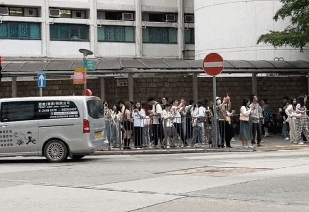 內地遊客擠爆香港警局！