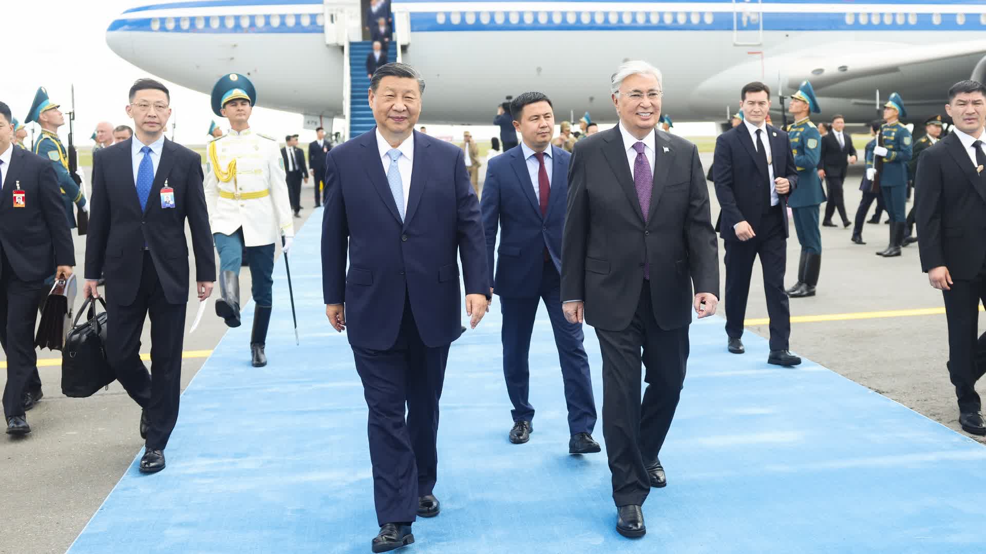 習近平抵達阿斯塔納出席上海合作組織成員國元首理事會第二十四次會議並對哈薩克斯坦進行國事訪問