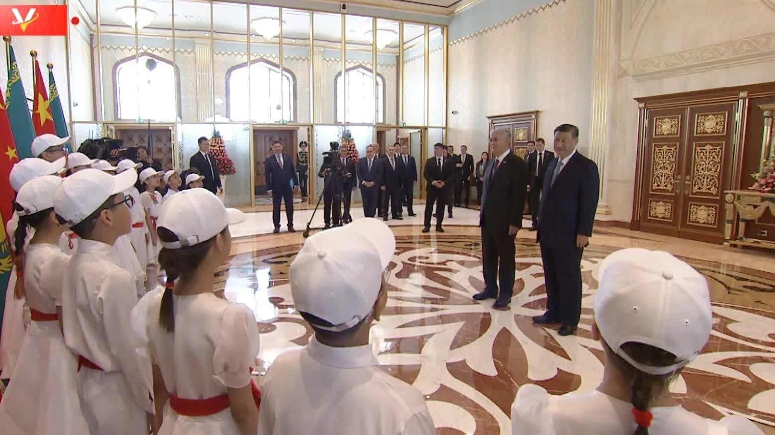 （有片）習近平在托卡耶夫陪同下欣賞哈薩克斯坦少年兒童演唱《歌唱祖國》