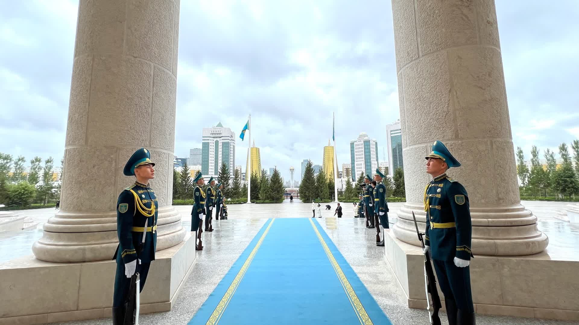 （有片）習近平抵達哈薩克斯坦總統府　出席歡迎儀式