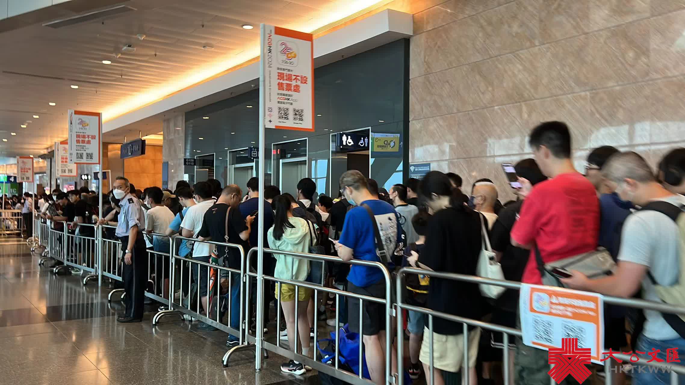 香港動漫電玩節今日（26日）開幕，會展入口大排長龍。（大公文匯全媒體記者 劉舒婷 攝）