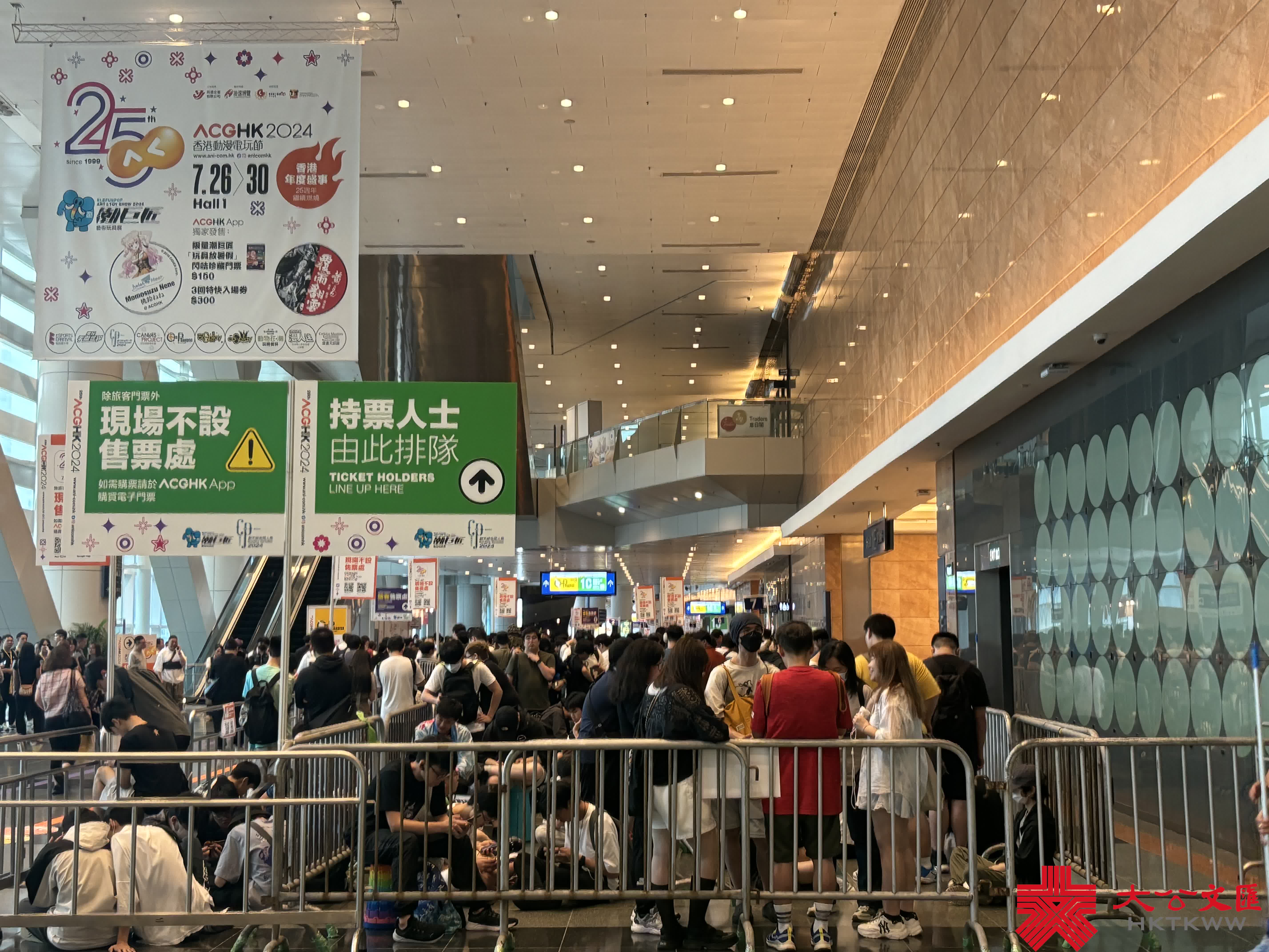 香港動漫電玩節今日（26日）開幕，會展入口大排長龍。（大公文匯全媒體記者 鄭洢林 攝）