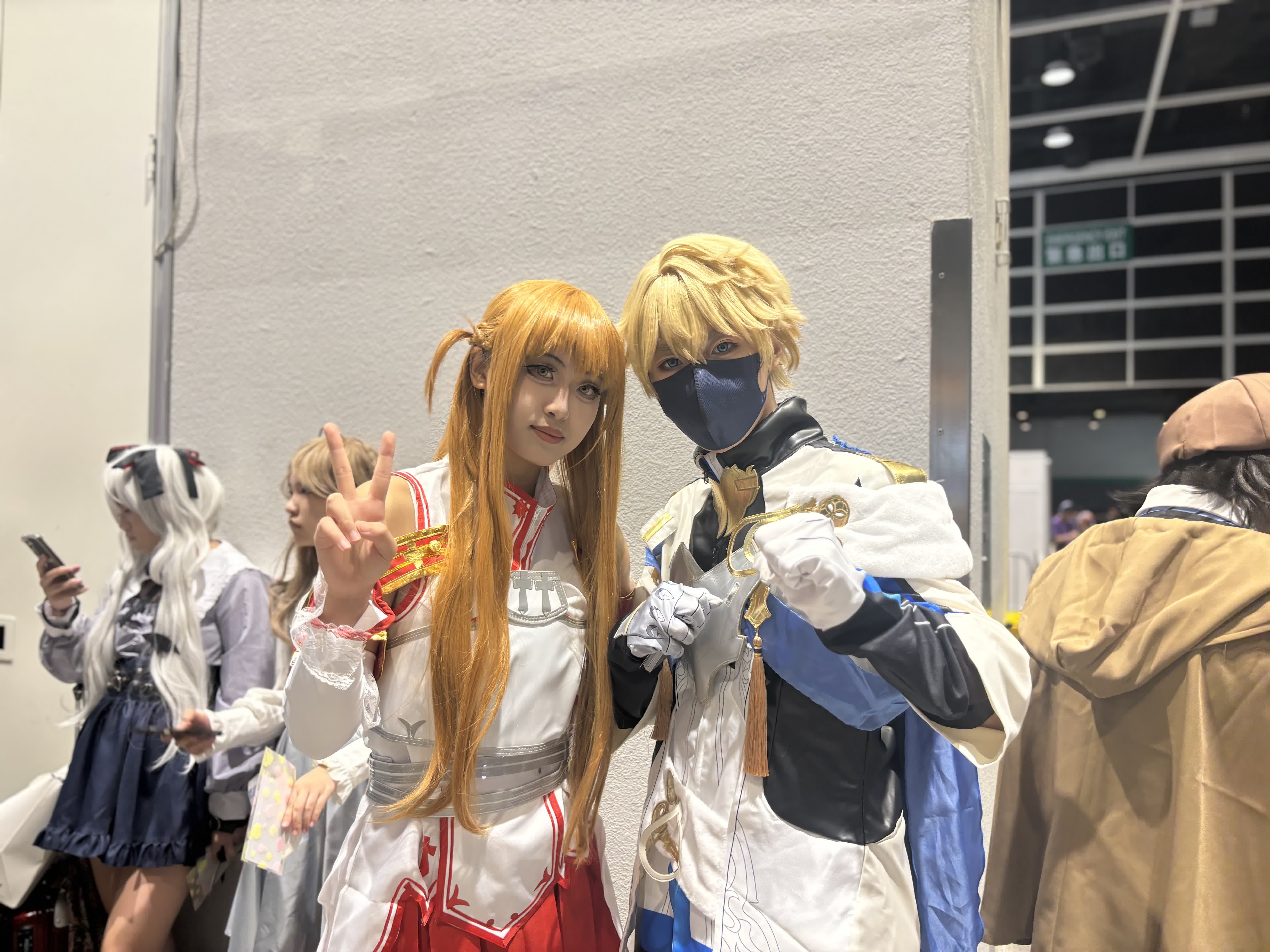 大家熱情影相集郵。（大公文匯全媒體記者 鄭洢林 攝）