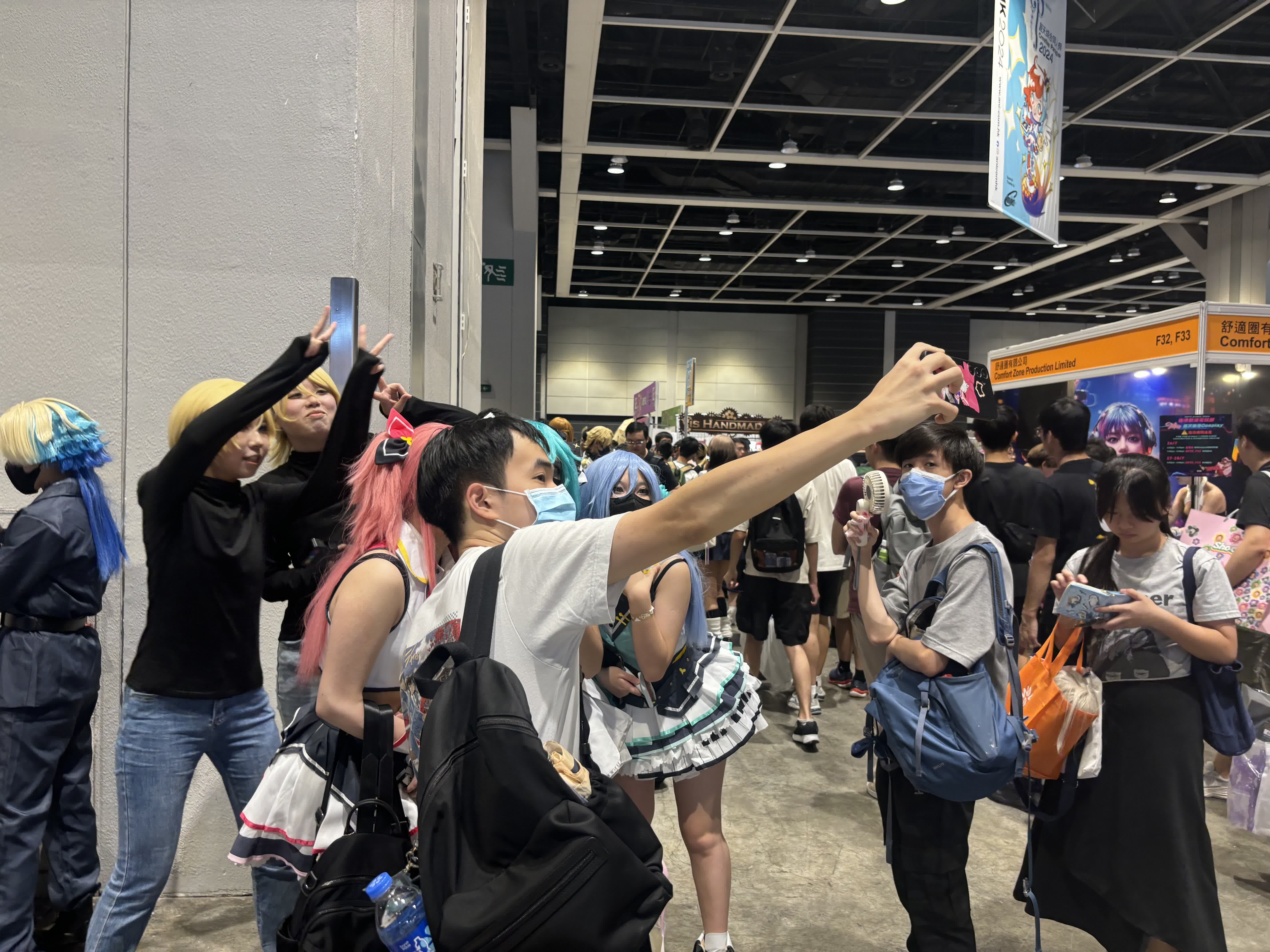 大家熱情影相集郵。（大公文匯全媒體記者 鄭洢林 攝）