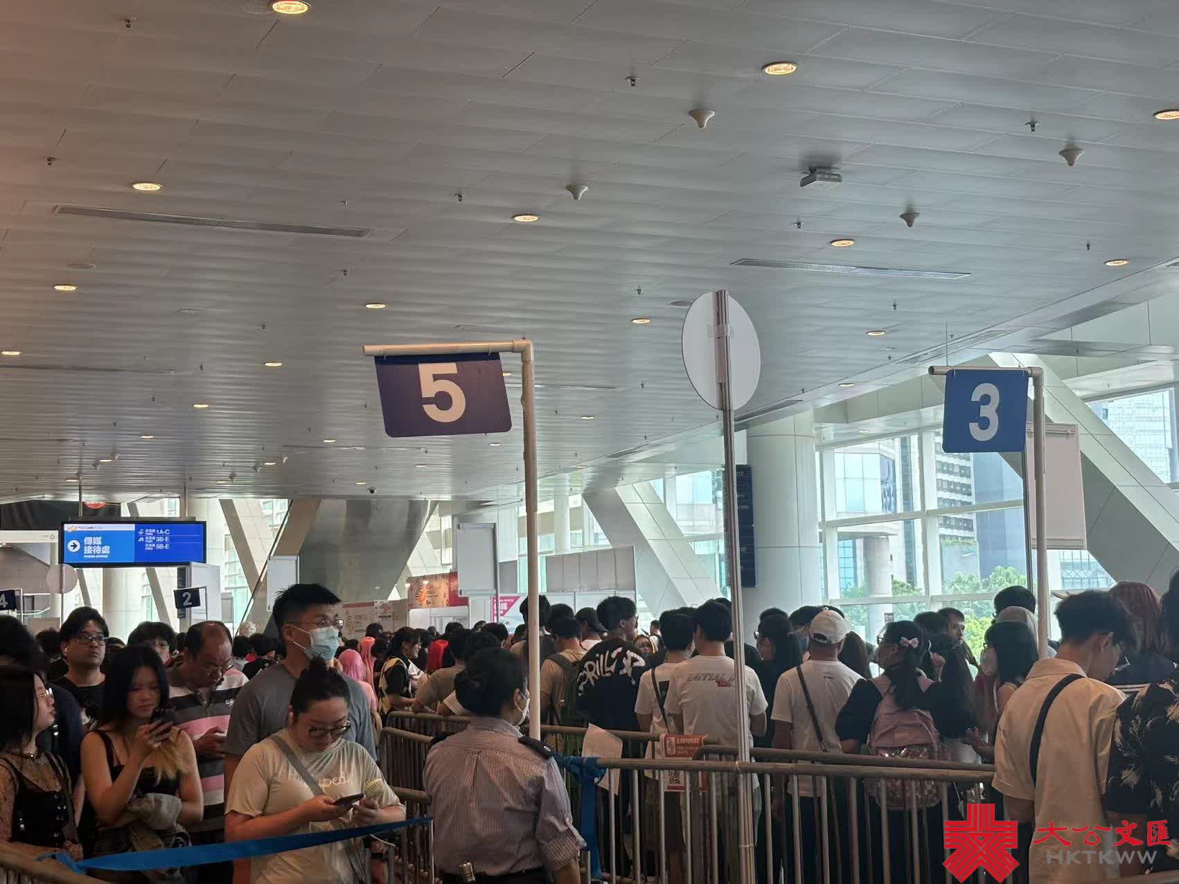 臨近下午一點，場外仍有人龍。（大公文匯全媒體記者 鄭洢林 攝）