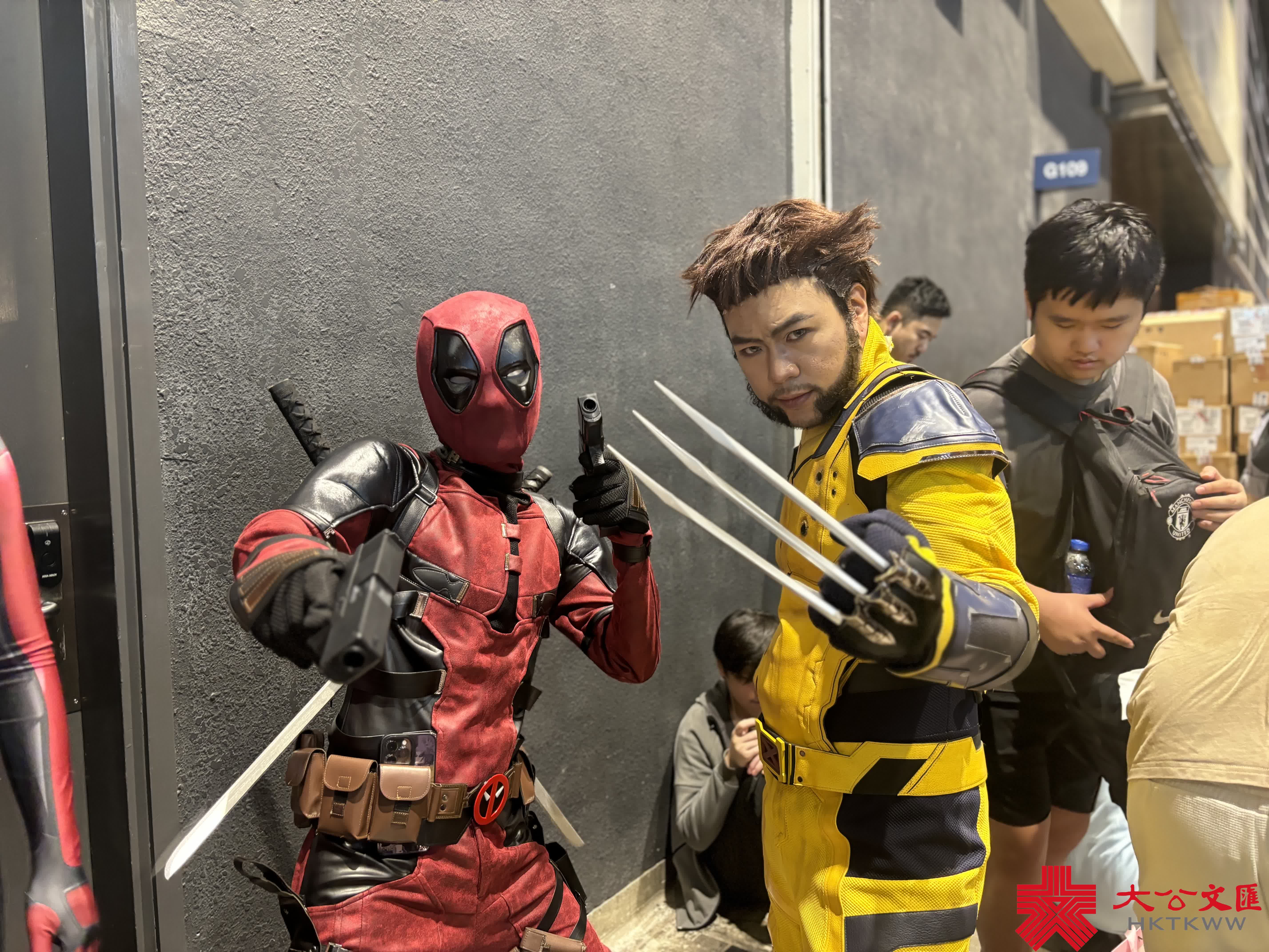 大家熱情影相集郵。（大公文匯全媒體記者 鄭洢林 攝）