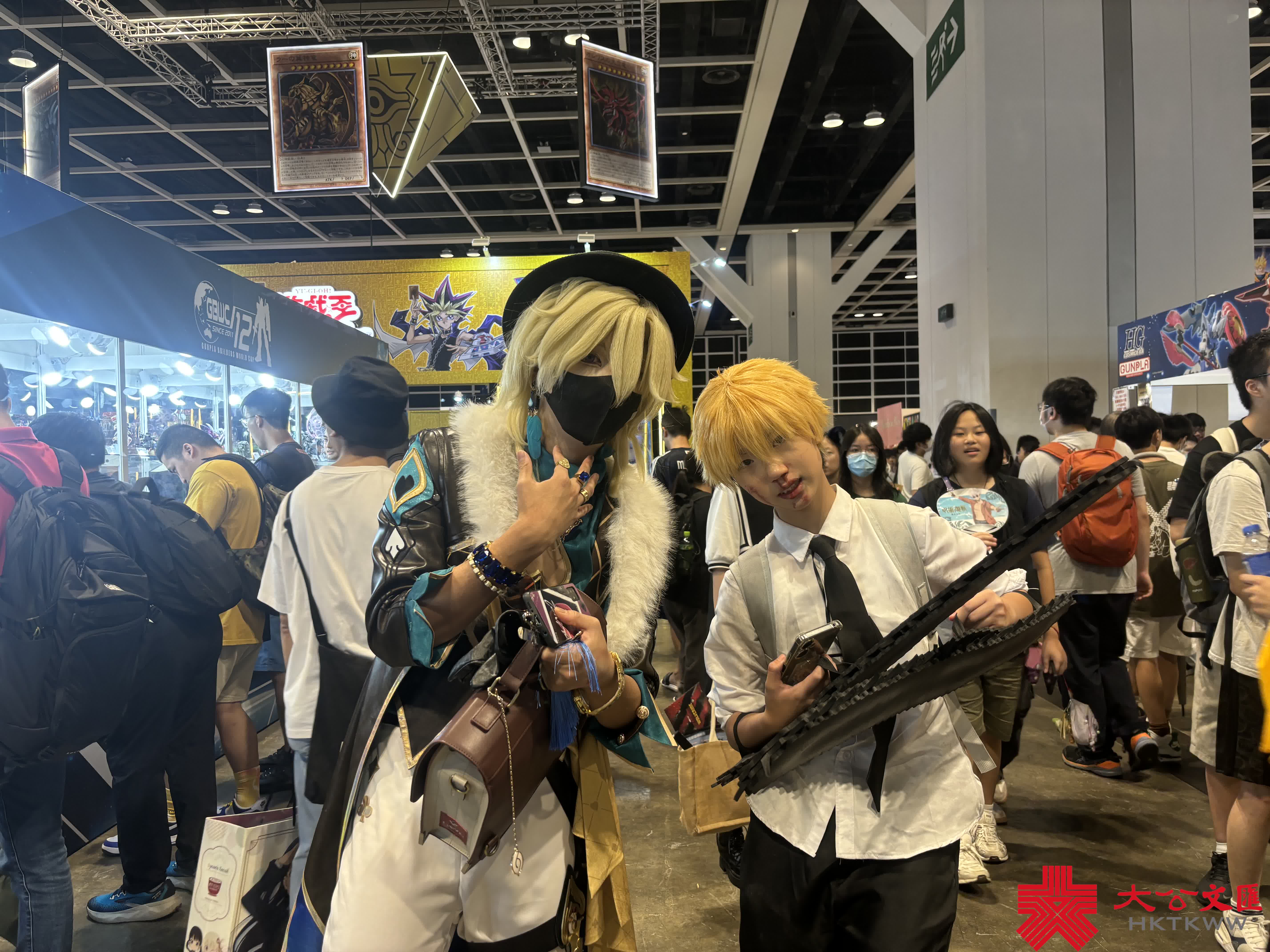 大家熱情影相集郵。（大公文匯全媒體記者 鄭洢林 攝）