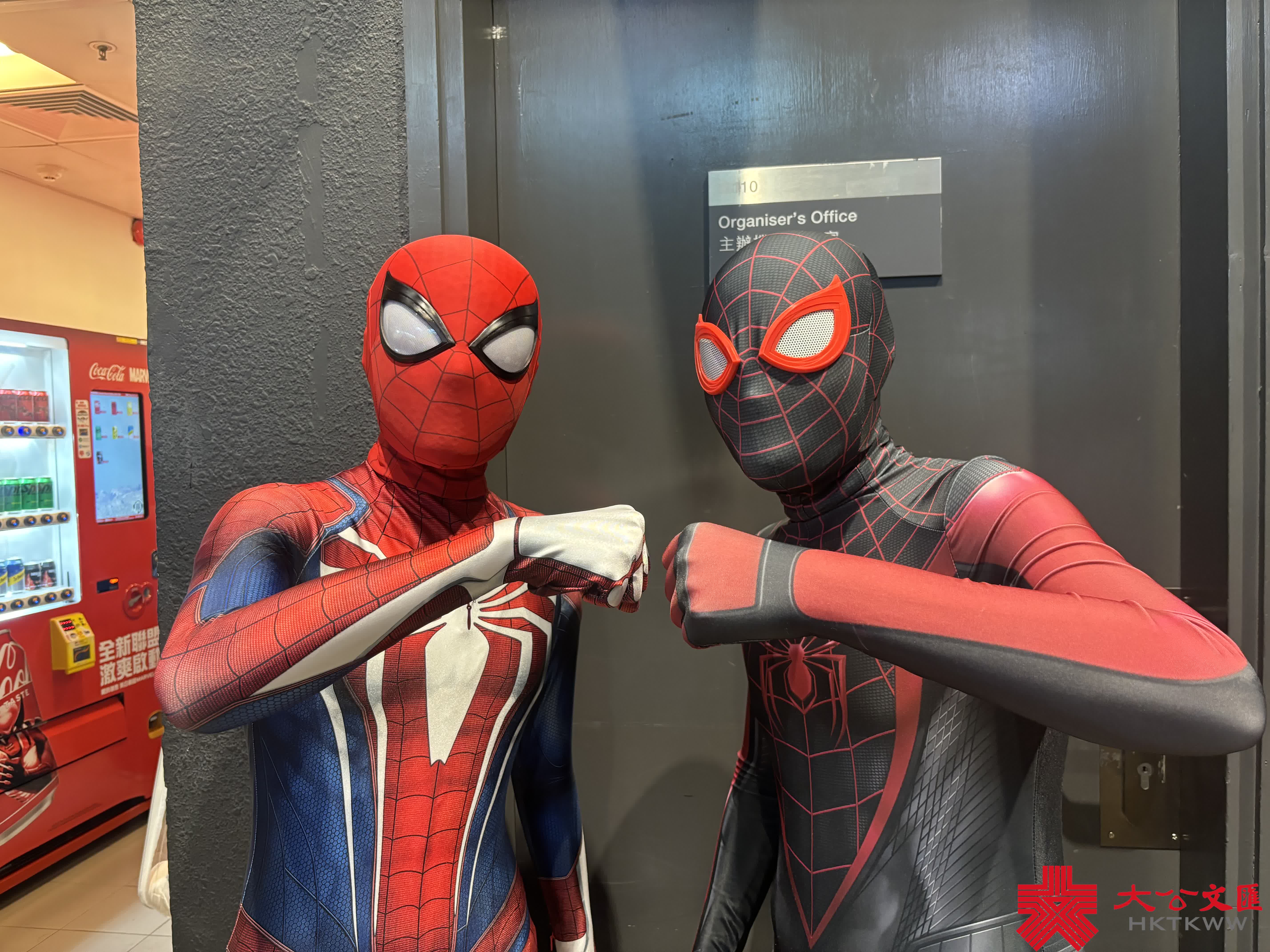 大家熱情影相集郵。（大公文匯全媒體記者 鄭洢林 攝）