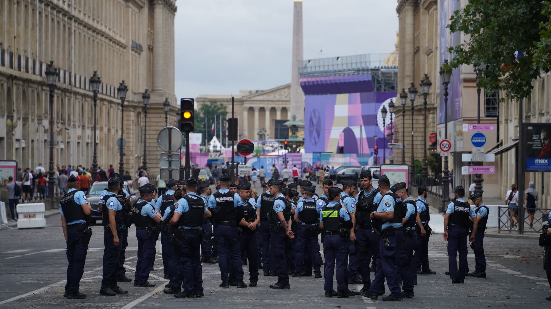 （有片+多圖）巴黎奧運｜臨近開幕街頭警力增　遊客拍照記錄精彩盛事