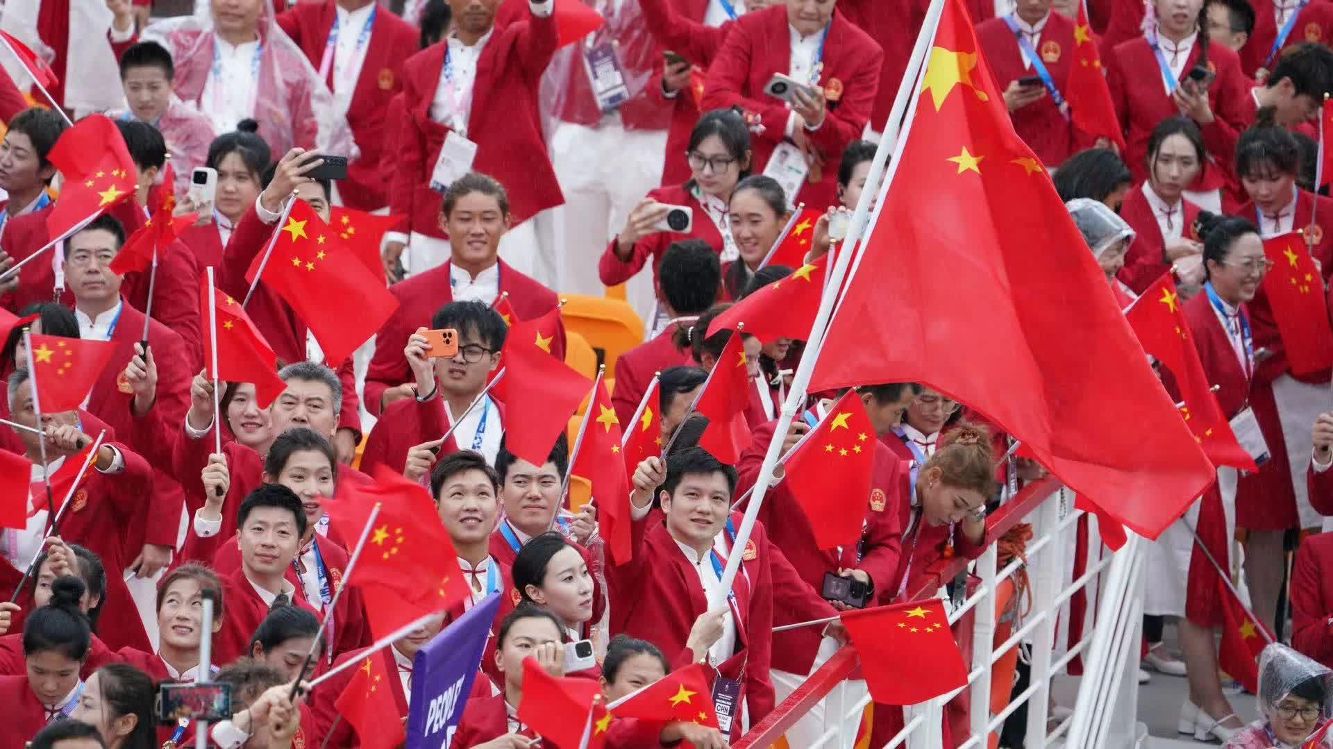 （多圖）巴黎奧運｜一片中國紅！中國代表團乘船出場