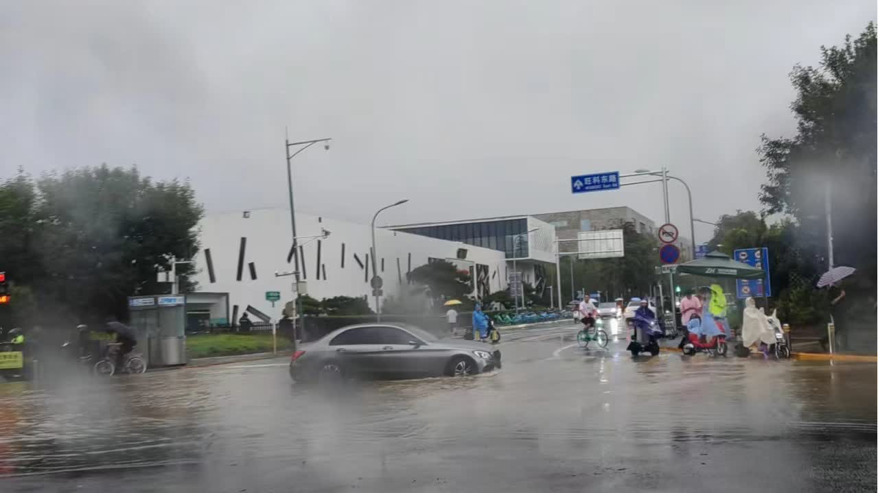 北方多地迎強降雨 　北京多家景區關閉