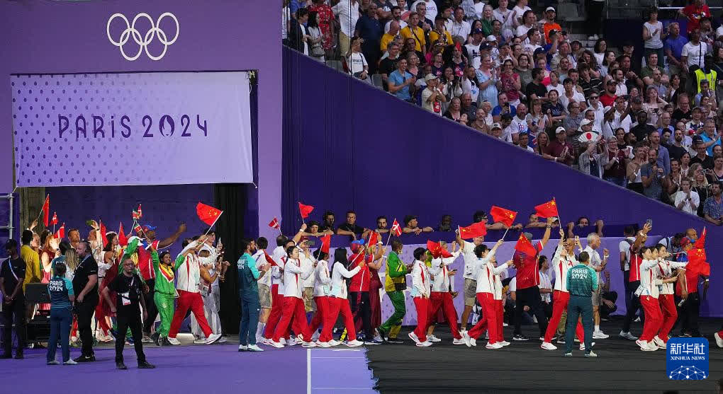 8月11日，中國體育代表團入場。當日，第33屆夏季奧林匹克運動會閉幕式在巴黎法蘭西體育場舉行。（新華社圖片）