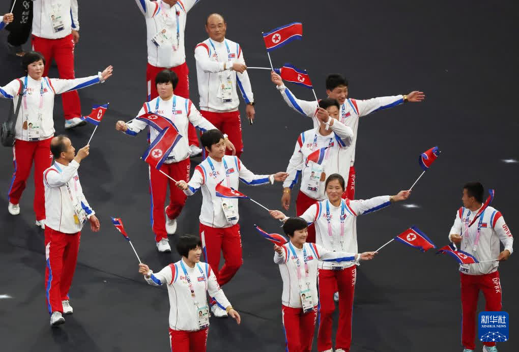 8月11日，朝鮮體育代表團在閉幕式上入場。當日，第33屆夏季奧林匹克運動會閉幕式在巴黎法蘭西體育場舉行。（新華社圖片）