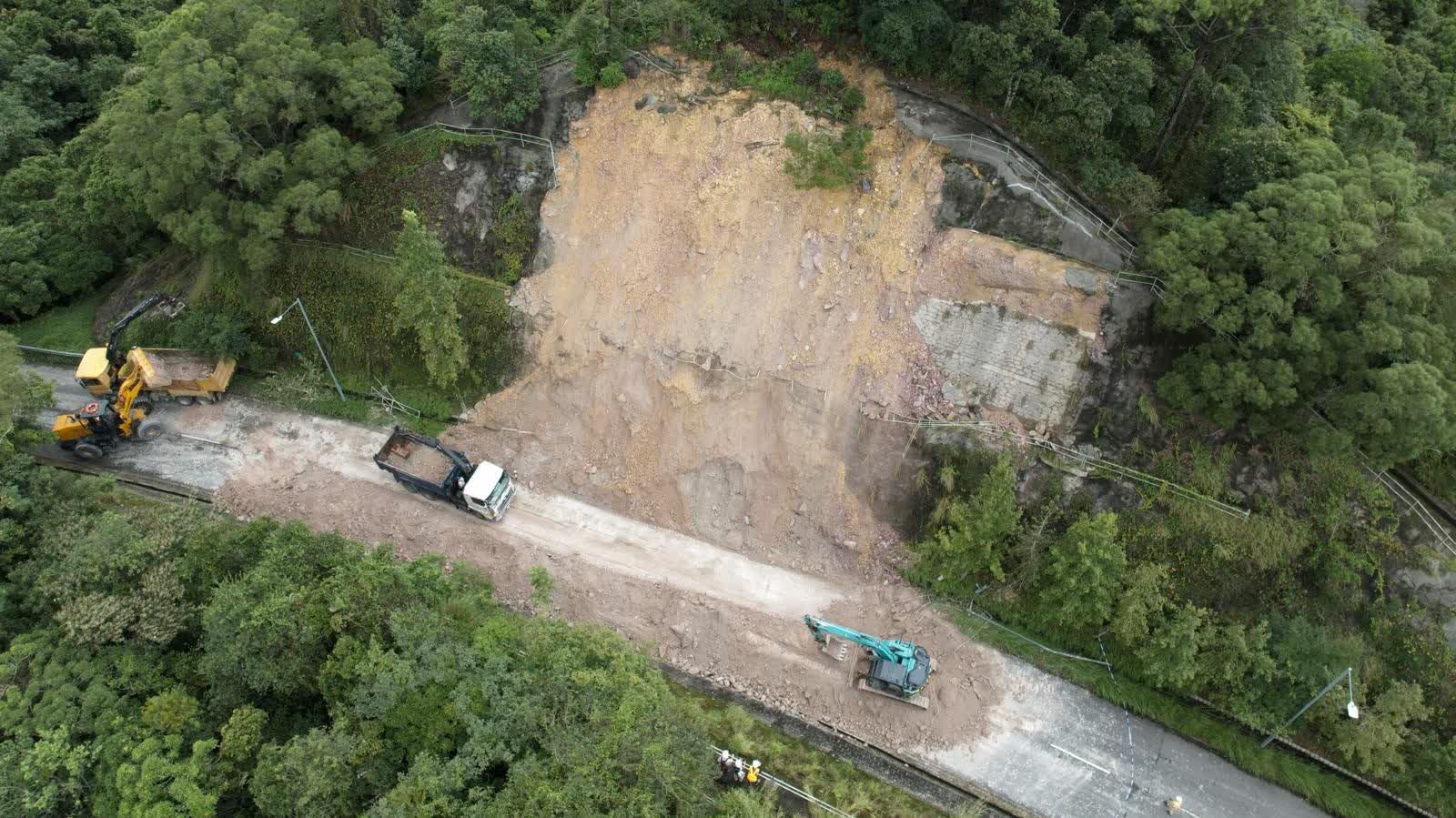 新娘潭路塌山泥因持續大雨所致　事件中無人傷