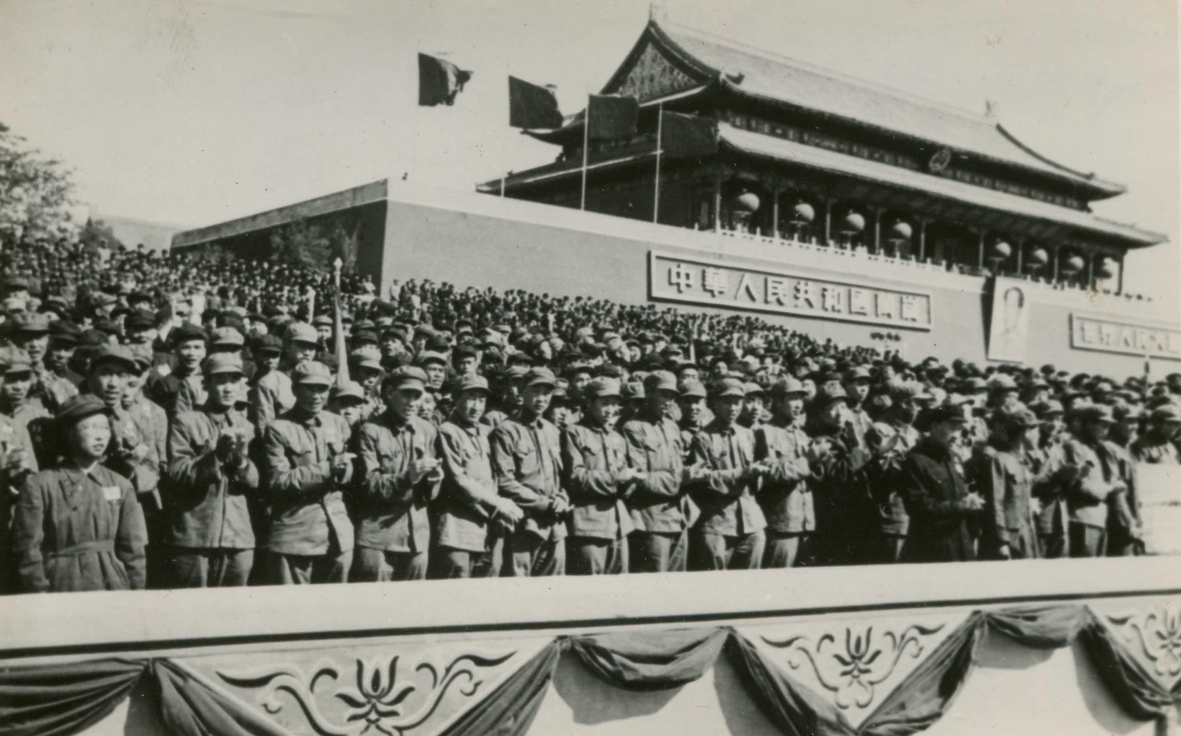 1951年10月1日：慶祝國慶
1951年10月1日，國慶二周年，圖為在觀禮台上的志願軍英雄們。