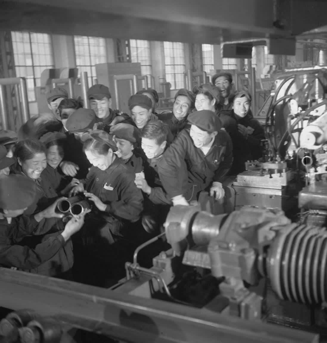 1953年10月：我國生產出第一根無縫鋼管
1953年10月，由蘇聯幫助建設的鞍鋼無縫鋼管廠投產。鞍鋼鋼管廠工人們爭相觀看我國生產出的第一根無縫鋼管。