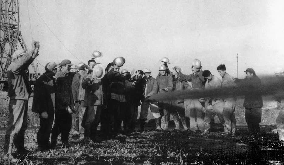 1959年9月26日：大慶油田
1959年9月26日，位於松遼盆地上的松基三井在人們期待的目光中噴出了滾滾油流。適逢新中國10周年國慶前夕，這個新油田被命名為「大慶油田」。