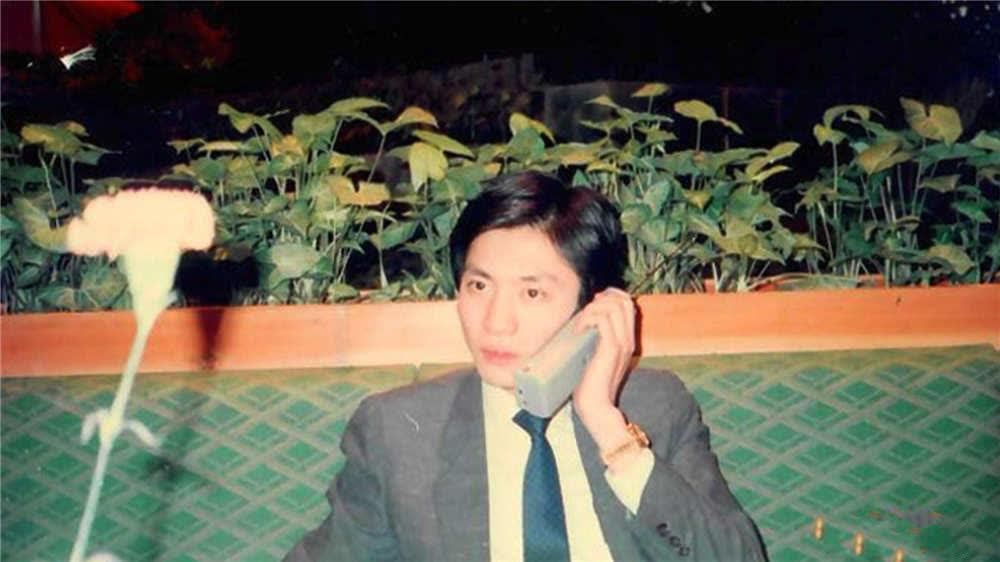 1987年11月21日：大哥大
1987年11月21日，徐峰在廣州市郵電局無線分局填寫了一張移動電話入網申請表，買下一部「大哥大」，成為了中國內地第一個使用大哥大的用戶。