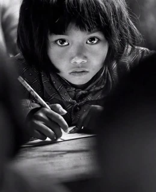 1989年10月30日：「希望工程」設立
1989年10月30日，中國青少年發展基金會作出決定：設立救助貧困地區失學少年基金會。「希望工程」的宣傳照片「我要上學」讓中國人記住了那雙渴望知識的「大眼睛」。