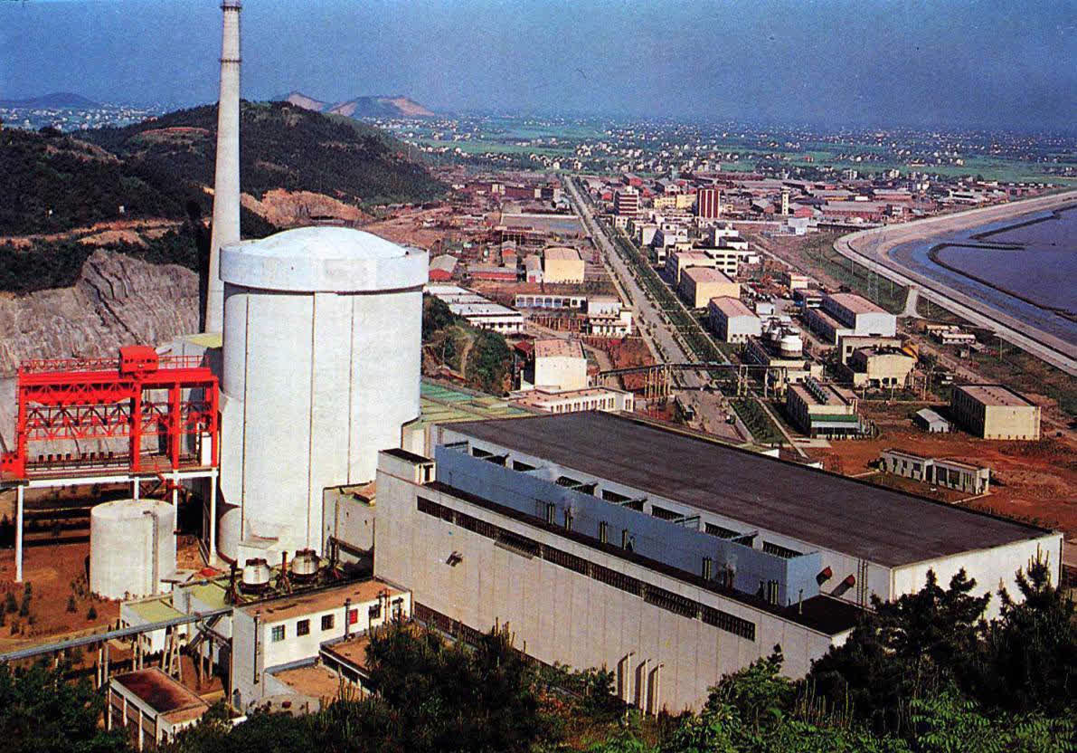 1991年12月15日：秦山核電站併網發電
秦山核電站併網發電，結束了我國內地沒有核電的歷史。這是新中國第一座自行設計建造的30萬千瓦的核電站。