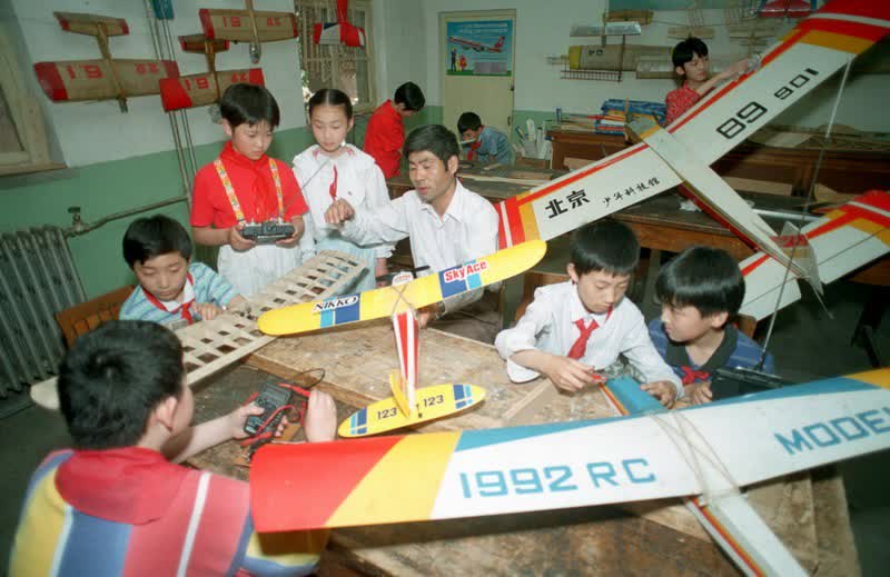 1995年5月：實施科教興國戰略
1995年5月，全國科學技術大會在北京召開，國務院頒布《關於加速科學技術進步的決定》，首次正式提出實施科教興國戰略。科教興國戰略的提出和實施，是繼1956年全國號召「向科學進軍」、1978年全國科學大會召開之後，中國科技事業發展進程中的第3個重要里程碑。