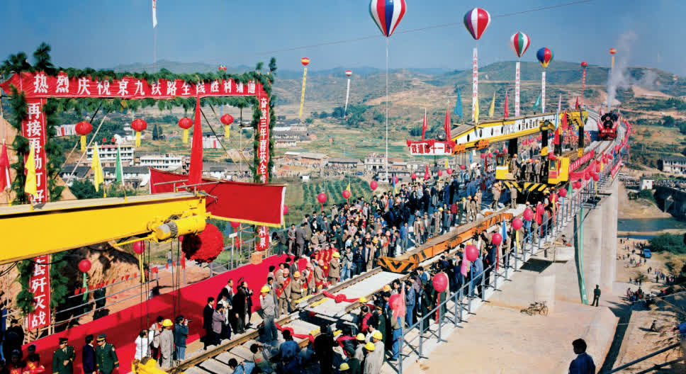 1996年9月1日：京九鐵路全線鋪通
1996年9月1日，京九鐵路全線開通運營。全線貫通的全長2300多公里的京九鐵路，是連接內地與香港的一條新紐帶，京九鐵路的建成通車對內地與香港的經濟發展具有極其重要的作用。這條新的鐵路大動脈把香港和內地更緊密地連接在一起，並帶動沿線各地區經濟的全面發展。