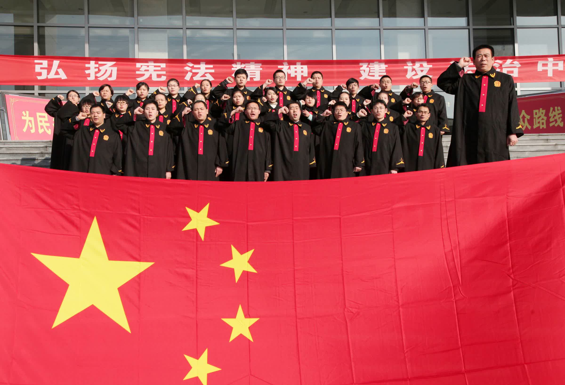 2014年12月4日：首個國家憲法日
2014年12月4日是我國首個國家憲法日，各地舉行多種活動宣講憲法知識、弘揚憲法精神。圖為2014年12月2日，山東省滕州市人民法院法官向國旗莊嚴宣誓，迎接國家憲法日。