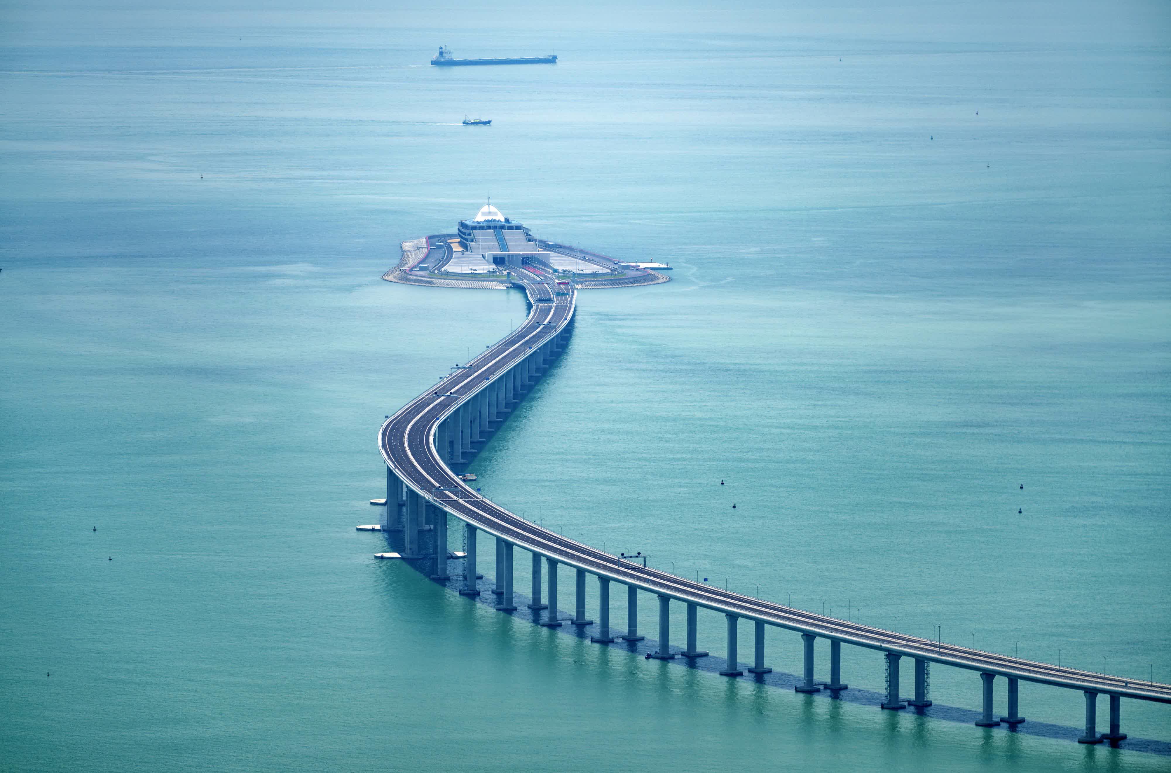 2018年10月24日：港珠澳大橋開通運營
2018年10月24日上午9時，港珠澳大橋開通運營，因其超大的建築規模、空前的施工難度以及頂尖的建造技術而聞名世界。它是世界上最長的跨海大橋，也是中國交通史上技術最複雜，建設要求及標準最高的工程之一，被譽為「新世界七大奇跡」。