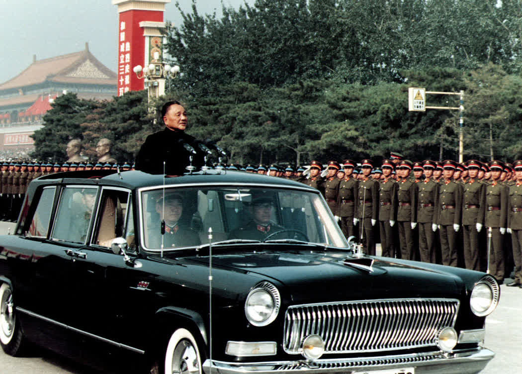 1984年10月1日：國慶35周年大閱兵
1984年10月1日10時，鄧小平乘閱兵車檢閱由陸、海、空三軍組成的儀仗隊，而後依次檢閱各方隊。