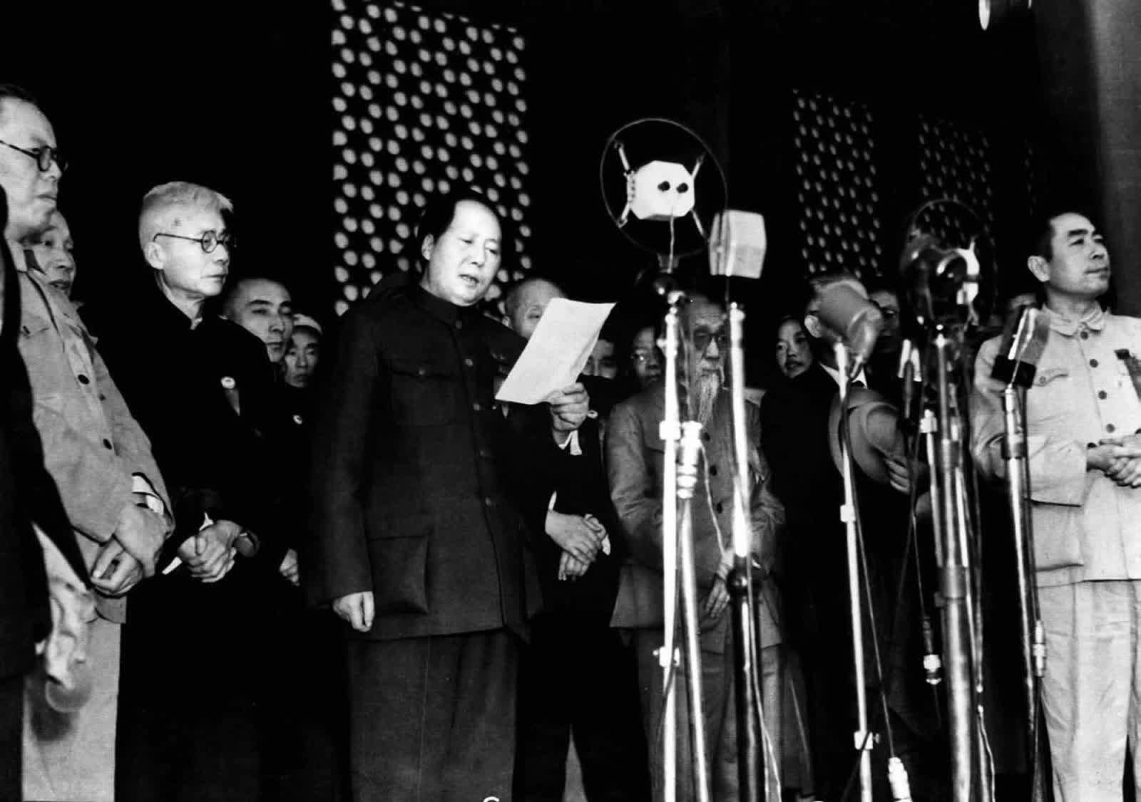 1949年10月1日：中華人民共和國成立
1949年10月1日，中華人民共和國中央人民政府成立典禮在北京天安門廣場隆重舉行，中國的歷史從此翻開了嶄新的篇章。