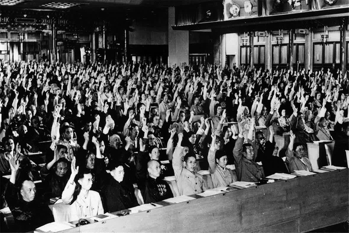 1954年9月20日：《中華人民共和國憲法》審議通過
1954年9月20日，第一部《中華人民共和國憲法》在第一屆全國人民代表大會第一次會議上通過，共4章106條。