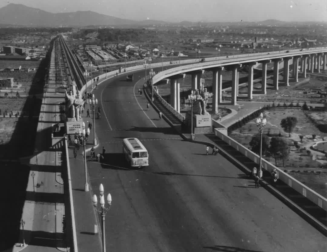 1968年：南京長江大橋建成通行
南京長江大橋是長江上第一座由中國自行設計和建造的雙層式鐵路、公路兩用橋樑。