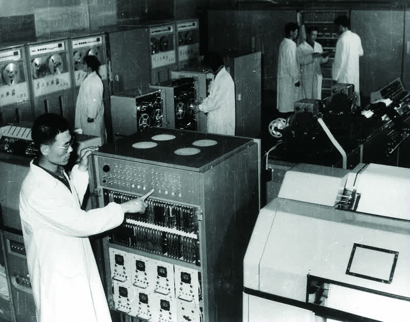 1973年8月26日：第一台集成電路電子計算機試製成功
1973年8月26日，中國第一台每秒鐘運算100萬次的集成電路電子計算機試製成功。這是中國科學技術發展的一項重大成果，是中國電子計算機發展的一個重要里程碑。