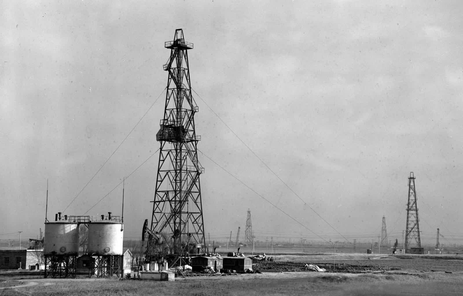 1974年9月28日：勝利油田建成
1974年9月28日，中國第二大油田――勝利油田建成。油田位於山東北部渤海之濱的黃河三角洲地帶，面積達2500多平方公里。