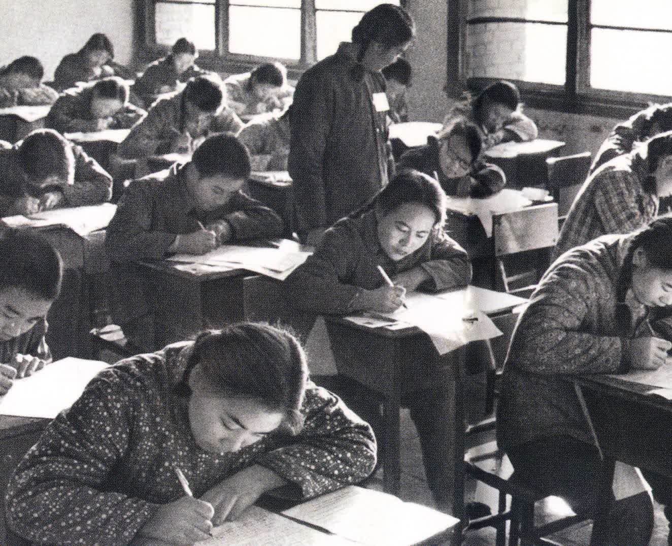1977年：恢復高考
1977年，中斷了十年的中國高考制度得以恢復。這年冬天，570萬年齡參差不齊的青年走進了高考考場。圖為高考生在答卷。