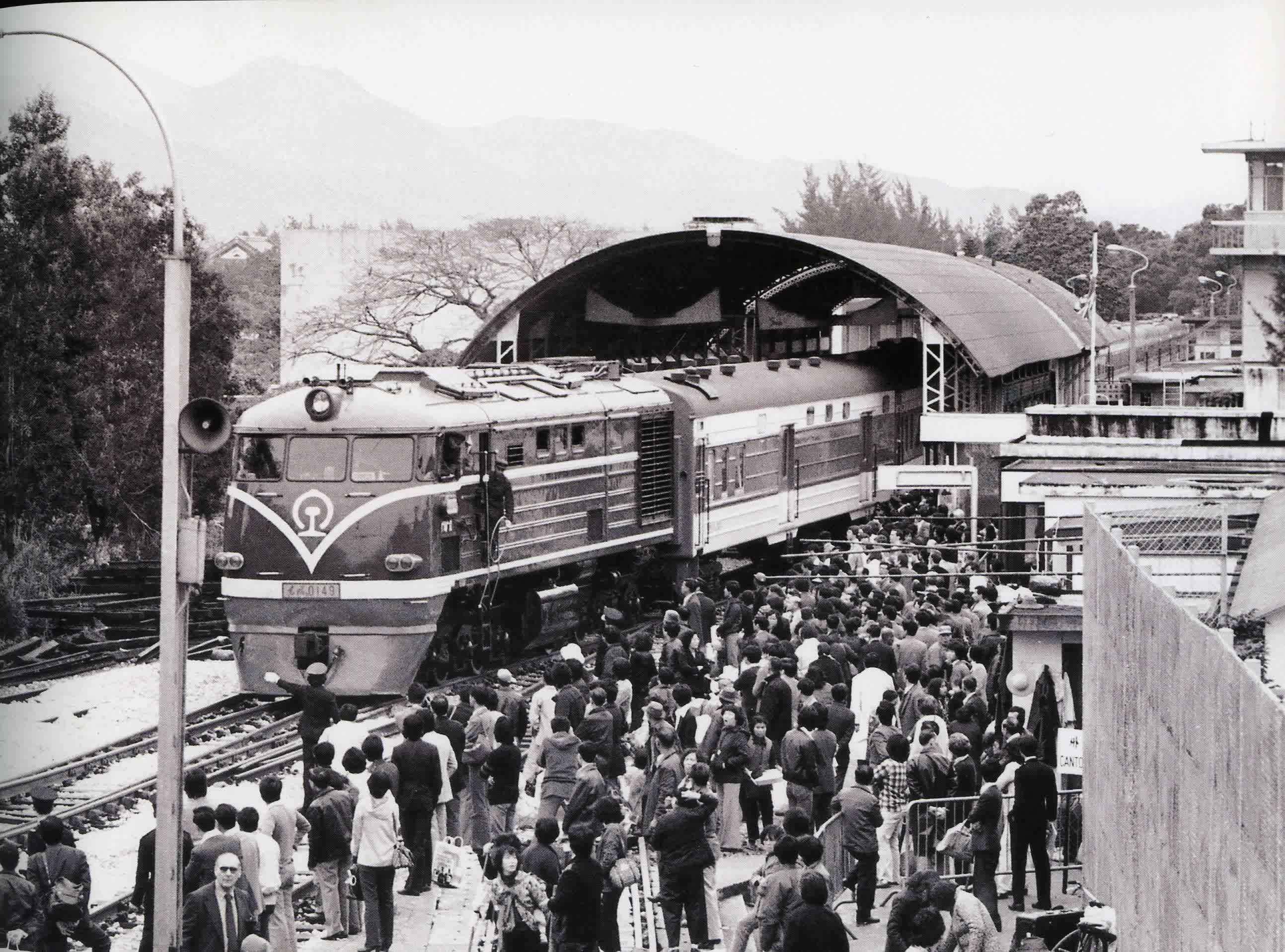 1979年4月4日：廣九直通車恢復客運服務
1979年4月4日，中斷30年的廣九直通車客運服務恢復，通車儀式在廣州舉行。直通車服務其後持續擴展，在九十年代先後伸展至佛山、肇慶、北京和上海，大大推進香港與內地人民的交流。