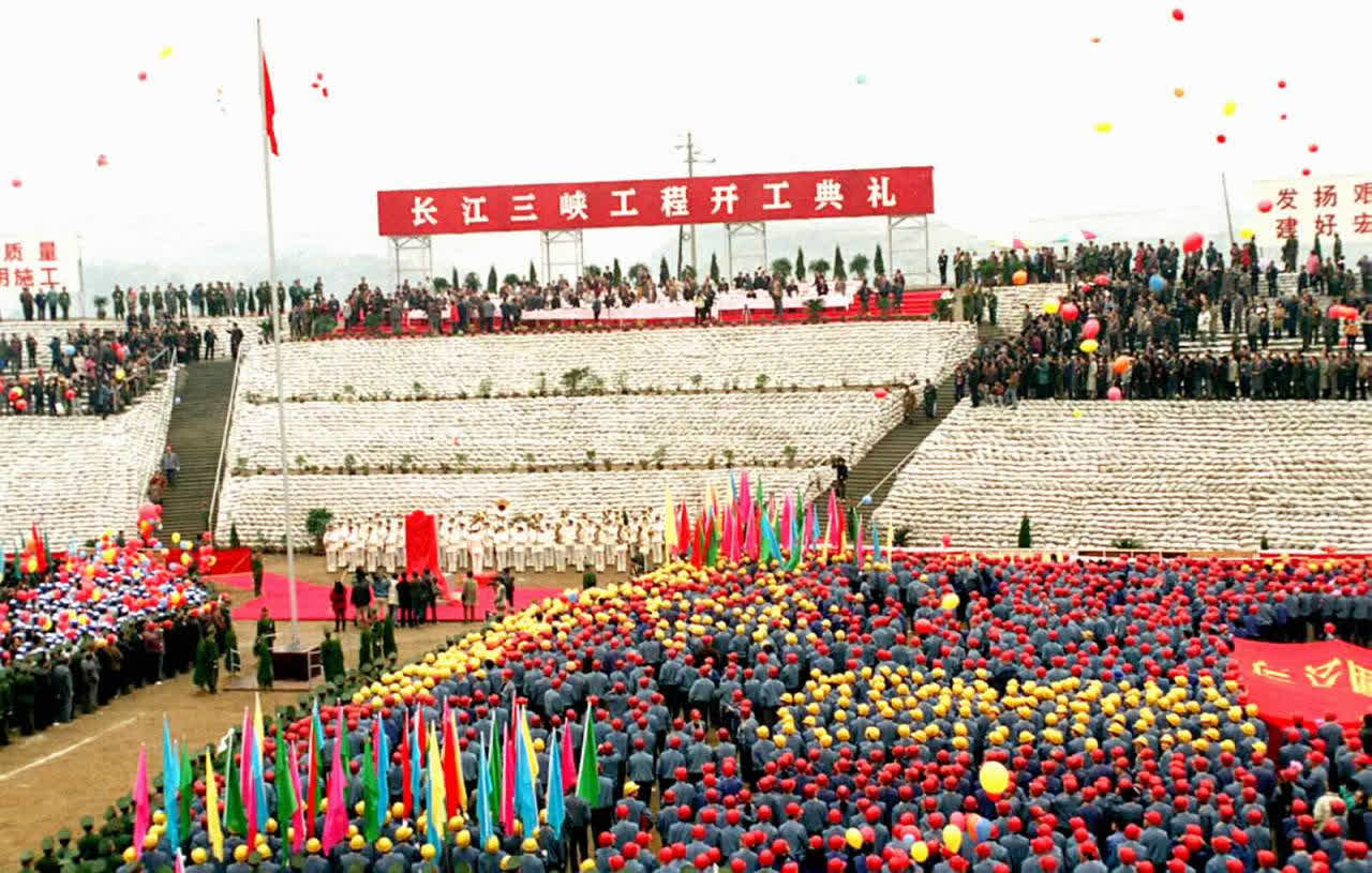1994年12月14日：長江三峽工程正式動工
1994年12月14日，當今世界上最大的水利樞紐工程――長江三峽工程正式開工。三峽工程是一項具有防洪、發電 、航運等巨大綜合效益的工程，經過長達40年的論證，由七屆全國人大五次會議批准，又進行了近兩年的施工準備，最終開工。