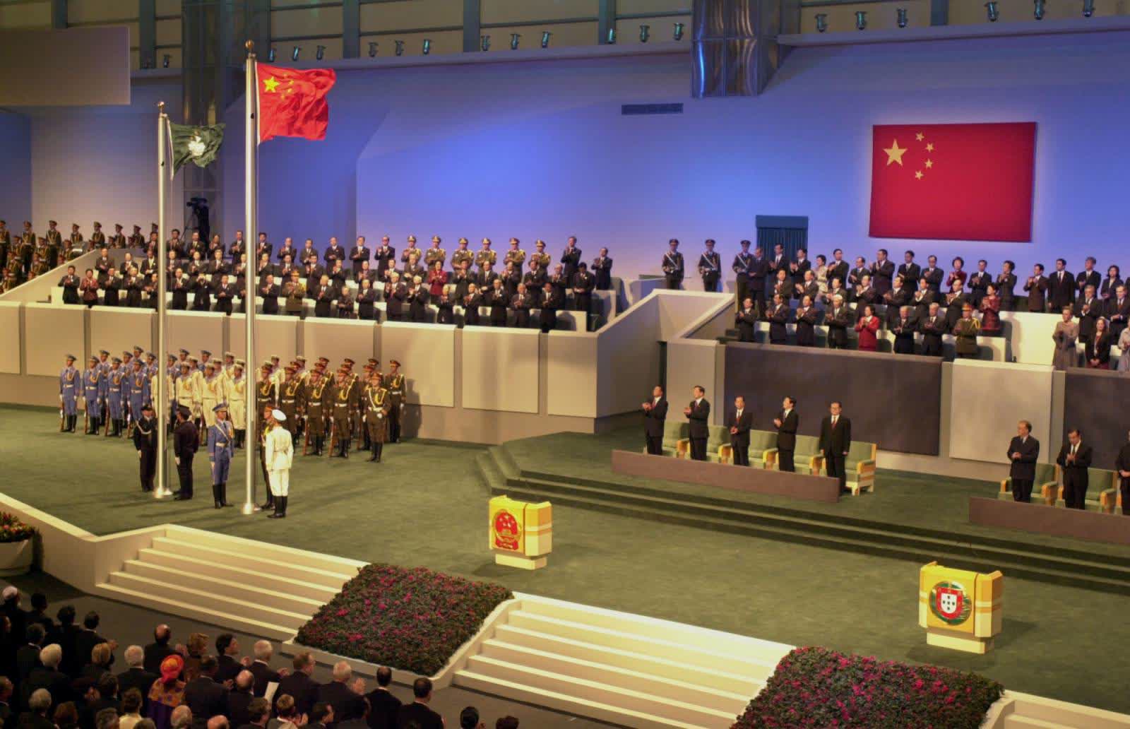 1999年12月20日：澳門回歸祖國
1999年12月20日零時，中華人民共和國國旗和中華人民共和國澳門特別行政區區旗在澳門文化中心花園館升起。