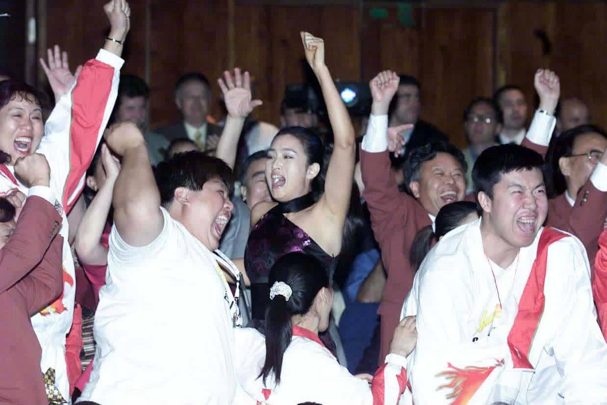 2001年7月13日：北京申奧成功
2001年7月13日，時任國際奧委會主席的薩馬蘭奇宣布北京獲得2008年夏季奧運會舉辦權時，圖為歡慶的北京申奧代表團成員們。