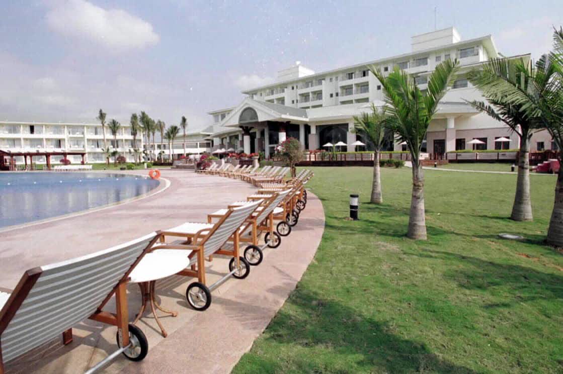 2002年4月12日：博鰲亞洲論壇首屆年會
2002年4月12日至13日，博鰲亞洲論壇首屆年會開幕。會議雲集了來自中國、日本、韓國、泰國等48個國家和地區的政府官員、專家學者和企業界人士等2000人。博鰲亞洲論壇是一個非官方、非盈利、定期、定址、開放型的國際會議組織，是在中國落戶的第一個國際性會議組織，受到世界各地的廣泛關注。圖為為各國與會代表下榻新建的博鰲五星級金海岸大酒店。