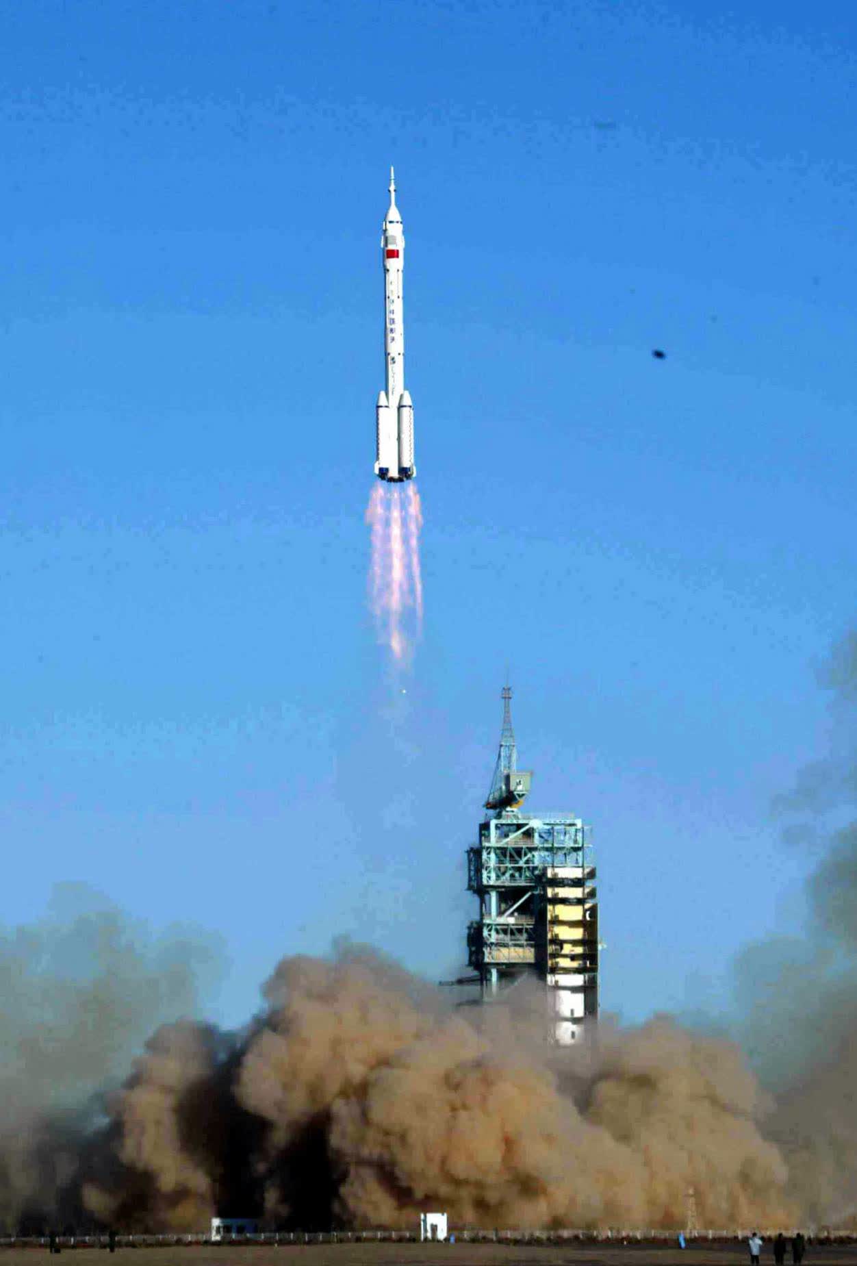 2003年10月15日：「神舟」五號載人飛船成功發射
2003年10月15日，中國自主研製的「神舟」五號載人飛船在酒泉衛星發射中心用「長征二號F」運載火箭發射成功，將中國第一名航天員楊利偉送上太空，飛船準確進入預定軌道。這是中國進行的首次載人航天飛行，標誌着中國載人航天工程取得歷史性重大突破，中國已成為世界上第三個能夠獨立開展載人航天活動的國家。