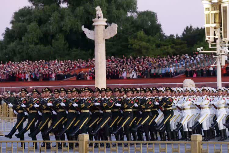 國旗護衛隊走過長安街。（新京報）
