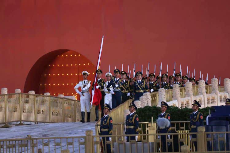 國旗護衛隊走過金水橋。（新京報）