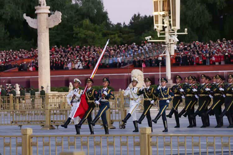 國旗護衛隊穿過金水橋緩緩走來。（新京報）