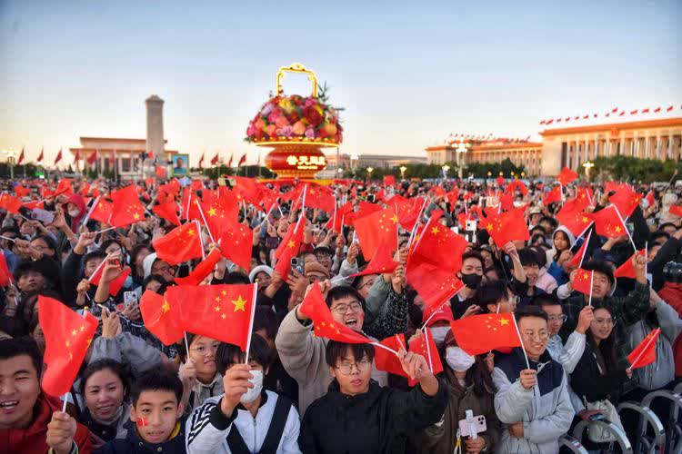 天安門廣場變成紅色的海洋。（新京報）