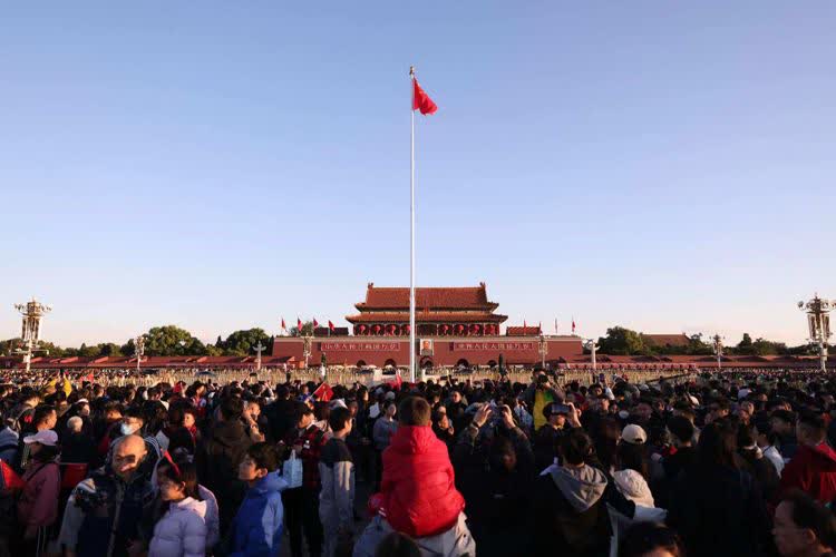 五星紅旗在天安門廣場高高飄揚。（新京報）