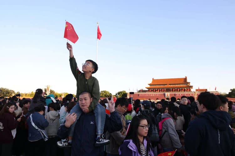 市民遊客齊聚天安門廣場，共同祝福偉大的祖國生日快樂。（新京報）
