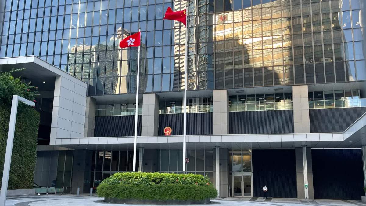 政總外被淋紅油 政府:強烈譴責必追究到底 - 香港 - 大公文匯網
