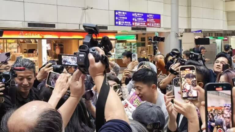 台北學生圍着馬龍要簽名