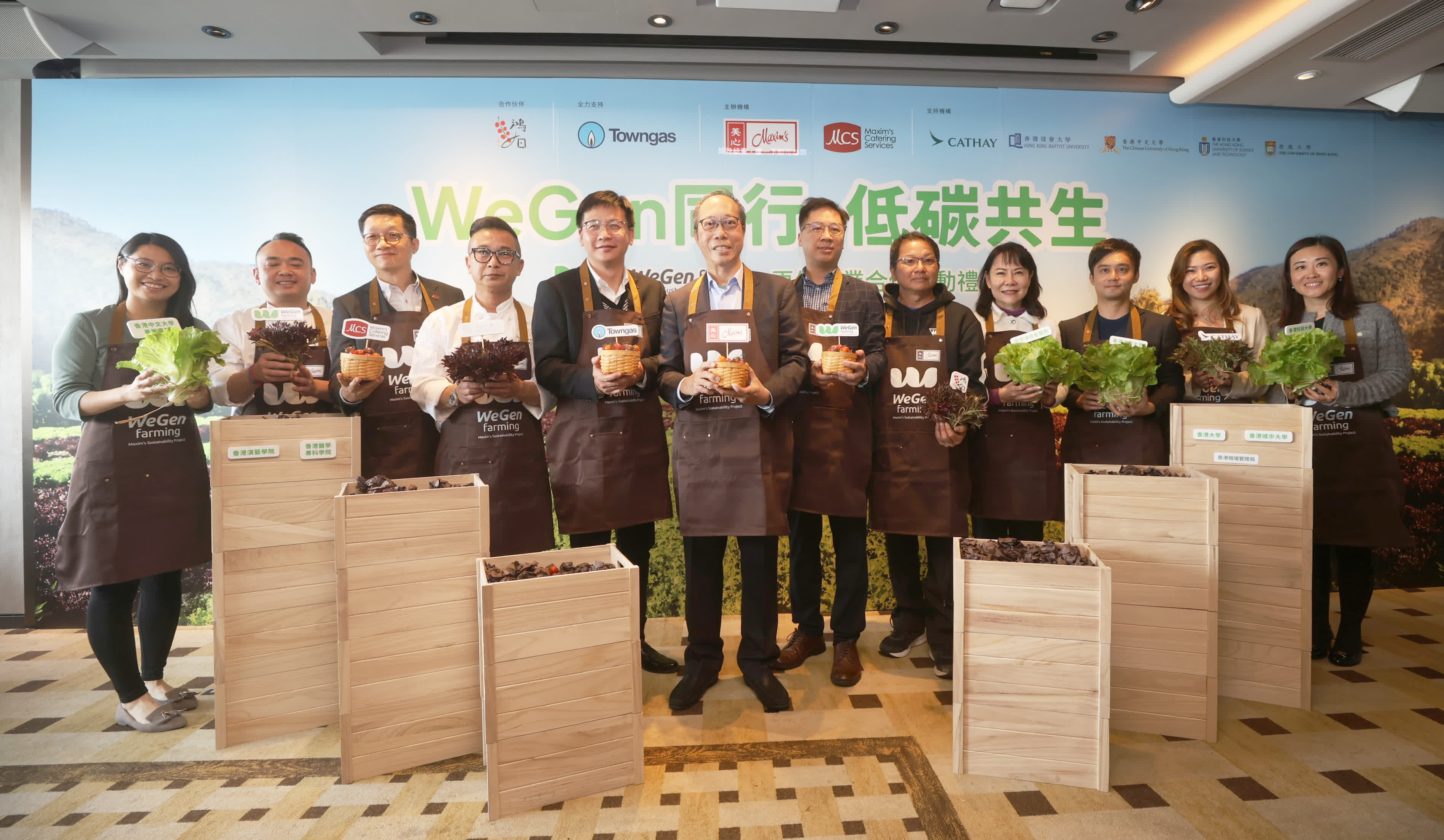 美心集團夥業界推「WeGen farming再生農業」，今天舉行合作啟動禮。場上展示以餐前廚餘轉化而成的酵素耕作、培植的農產品，以及用「再生農產品」烹煮而成的菜式。（香港文匯報記者郭木又攝）